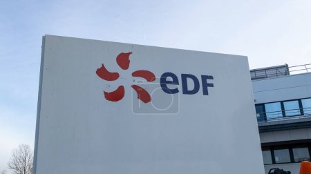 Téléchargez les photos : Bordeaux , Aquitaine  France - 02 22 2023 : EDF sign logo and brand text on panel of French multinational electric utility company - en image libre de droit