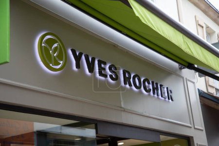 Foto de Burdeos, Aquitania Francia - 02 25 2023: Yves Rocher logo text green sign brand facade store boutique entrance shop brand wall French beauty products group - Imagen libre de derechos