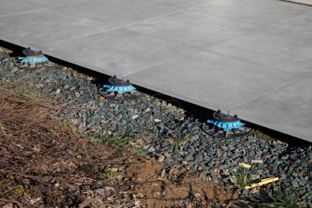 Téléchargez les photos : Carreaux de sol en caoutchouc revêtements de sol extérieurs pavés patio avec parcelles réglables - en image libre de droit