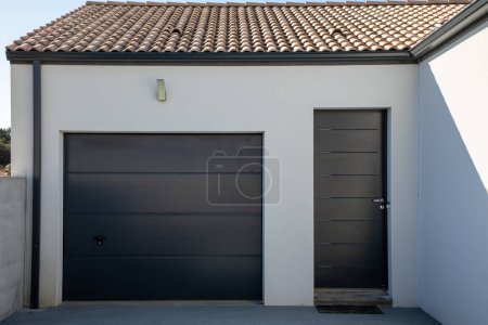 Fassade graue Tür eines Vororthauses Hauseingang Garage Haus