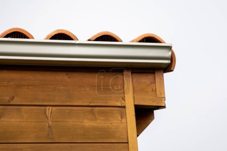 Téléchargez les photos : Gouttières construction de maisons en bois nouveau système de drainage de gouttière de pluie avec parement Soffits et avant-toit - en image libre de droit