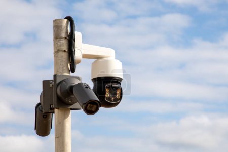 Foto de CCTV camera on city center for detecting offenses and secure population safety - Imagen libre de derechos