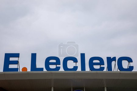 Foto de Burdeos, Aquitania Francia - 02 27 2023: e Leclerc logo brand store wall supermarket E.Leclerc hypermarket sign text shop - Imagen libre de derechos