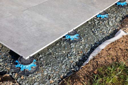 Téléchargez les photos : Carreaux de sol en caoutchouc revêtements de sol extérieurs pavés patio avec des parcelles de tampons réglables en plastique - en image libre de droit