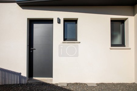 moderna fachada de la casa blanca puerta de entrada de la calle casa suburbana