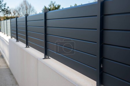 Wand grau moderne Barriere und Zaun des privaten Einzelhauses der Vorstadt Haus Design-Schutz-Ansicht Hausgarten