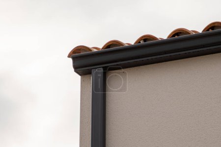 Foto de Canalón gris en la parte superior del techo de fachada de fuga de la casa - Imagen libre de derechos