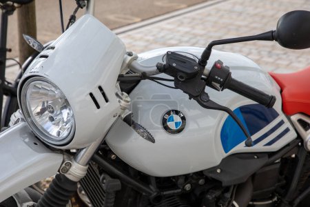 Téléchargez les photos : Bordeaux, Aquitaine France - 03 05 2023 : BMW urban GS white neuf-t neo-retro vintage moto logo marque et texte signe - en image libre de droit