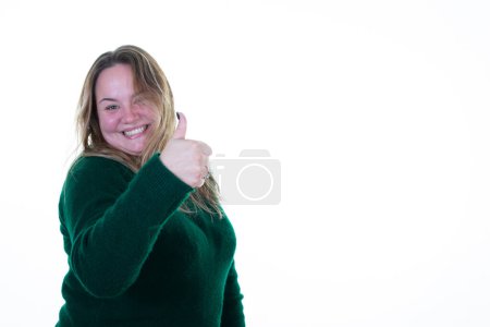Téléchargez les photos : Plus la taille jolie femme blonde regardant heureux ok main signer pouces vers le haut doigts sourire victoire sur fond blanc - en image libre de droit