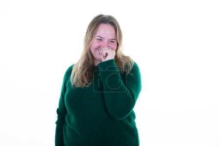 Téléchargez les photos : Plus la taille belle courbée jeune femme rit heureux avec la main sur la bouche en fond blanc - en image libre de droit