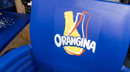 Foto de Burdeos, Aquitania Francia - 03 19 2023: Letrero del logotipo de la limonada naranja Orangina y texto de la marca en la silla de la gasolinera francesa - Imagen libre de derechos
