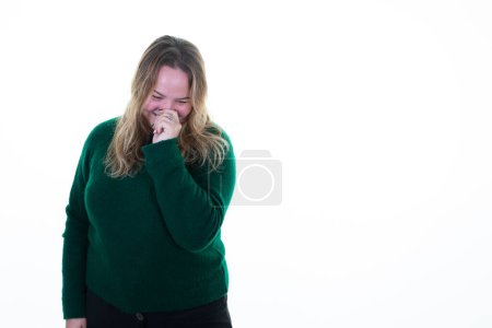 Téléchargez les photos : Curvy femme heureuse souriant oeil fermé en arrière-plan blanc - en image libre de droit