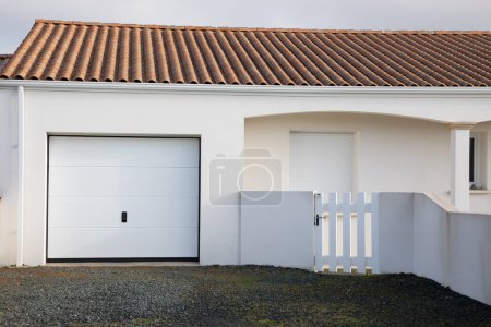 Foto de Fachada puerta blanca de casa suburbio entrada garaje casa - Imagen libre de derechos