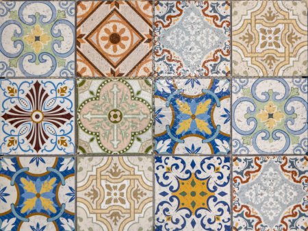 Téléchargez les photos : Carreaux portugais motif carré sans couture floral design de tuiles colorées en céramique géométrique vintage Azulejos - en image libre de droit