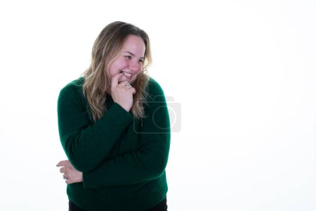 Téléchargez les photos : Plus la taille belle courbée jeune femme rit heureux avec la main sur la bouche regardant l'espace de copie latérale en fond blanc - en image libre de droit