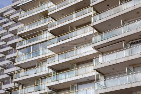 Foto de Fachada edificio de apartamentos con balcones de cristal en la arquitectura moderna casas gran balcón acristalamiento - Imagen libre de derechos