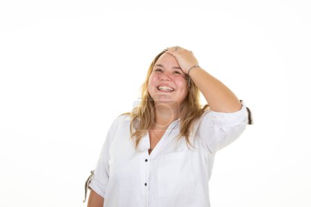 Téléchargez les photos : Sourire blonde heureux oversize femme doigt de main sur les cheveux en studio tourné sur fond blanc - en image libre de droit