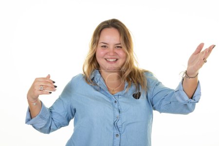 Téléchargez les photos : Amical souriant femme oversize rend l'air virtuel carré geste de cadre heureux sur fond blanc - en image libre de droit