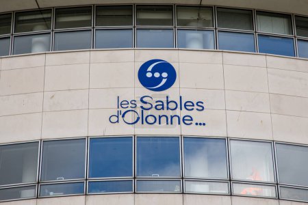 Foto de Les Sables-d 'Olonne, vendee Francia - 03 29 2023: Les Sables-d' Olonne aglomeration logo brand and text sign on city hall building facade in town center - Imagen libre de derechos