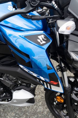 Téléchargez les photos : Bordeaux, Aquitaine France - 03 31 2023 : suzuki GSX-s 125 nouvelle moto avec grand logo texte sur moto bleue moderne - en image libre de droit