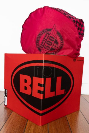 Téléchargez les photos : Bordeaux, Aquitaine France - 03 31 2023 : Bell logo signe et marque texte de casque moto sur boîte et couverture rouge - en image libre de droit