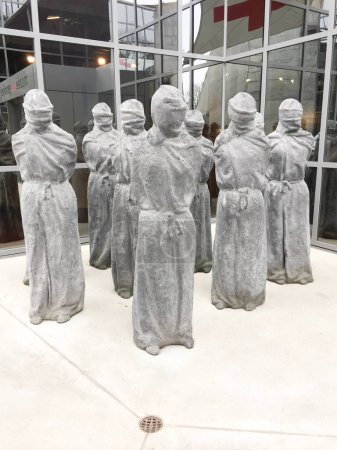 Téléchargez les photos : La sculpture pétrifiée dénonce les violations des droits de l'homme et lance un appel à la tolérance dans la ville d'entrée du Musée Genève Suisse - en image libre de droit