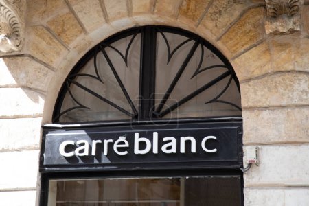 Téléchargez les photos : Bordeaux, Aquitaine France - 04 07 2023 : Carre Blanc logo marque et enseigne texte de magasin maison linge respectueux de l'environnement boutique Place blanche - en image libre de droit