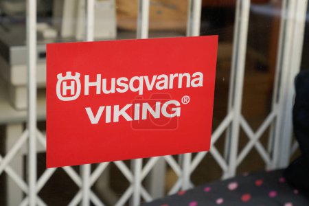 Téléchargez les photos : Sete , Occitanie  France - 04 10 2023 : Husqvarna viking logo sign and text brand of swedish manufacturer of sewing innovation - en image libre de droit