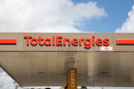 Téléchargez les photos : Bordeaux, Aquitaine France - 04 12 2023 : Total energy brand text company logo sign car Totalenergy signboard gas fuel station store - en image libre de droit