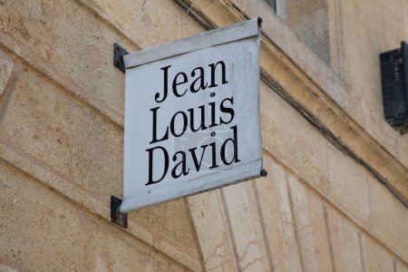 Téléchargez les photos : Bordeaux, Aquitaine France - 04 17 2023 : Jean Louis David signe le texte et le logo de la marque france salon de coiffure salon de coiffure français - en image libre de droit