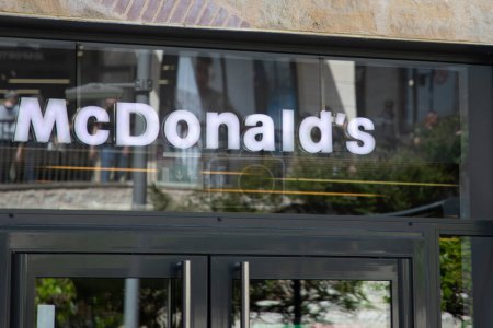 Téléchargez les photos : Bordeaux, Aquitaine France - 04 17 2023 : McDonald's sign text and brand logo on windows facade Restaurant Extérieur du fast food McDonalds - en image libre de droit