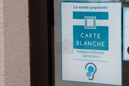 Téléchargez les photos : Lyon, Aura France - 04 24 2023 : réseau de soins de santé carte blanche associé aux centres d'assurance mutuelle et d'aide auditive avec logo marque et enseigne texte porte d'entrée - en image libre de droit