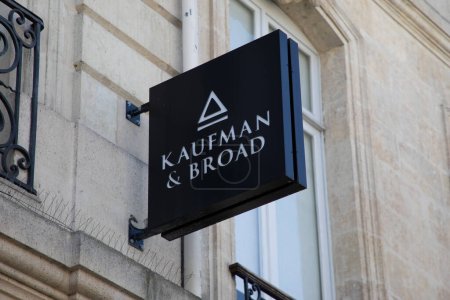 Foto de Lyon, Aura Francia - 04 24 2023: Kaufman & Broad firma de oficina marca y texto logotipo fachada pared comercializado desarrollo inmobiliario empresa de construcción - Imagen libre de derechos