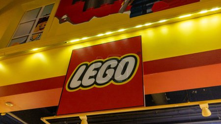 Téléchargez les photos : Lyon , Aura France - 04 24 2023 : Lego logo brand and text sign on store flagship shop building for cell construction game toys - en image libre de droit
