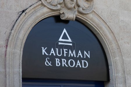 Foto de Lyon, Aura Francia - 04 24 2023: Kaufman & Amplia fachada entrada oficina signo logo y pared de texto de la marca American homebuilding company KB Home homebuilder - Imagen libre de derechos