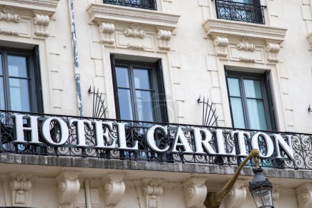Foto de Lyon, Aura Francia - 04 24 2023: Carlton hotel text brand and logo sign on wall facade historical hotel luxury balcony signboard in lyon french city - Imagen libre de derechos