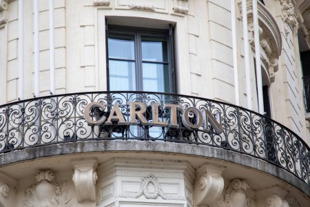 Foto de Lyon, Aura Francia - 04 24 2023: letrero de logotipo y marca de texto Carlton en la fachada del hotel letrero de balcón de lujo en lyon ciudad francesa - Imagen libre de derechos