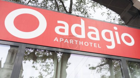 Foto de Lyon, Aura Francia - 04 24 2023: Adagio logo marca y firma texto en la entrada ciudad aparthotel fachada hotel letrero - Imagen libre de derechos