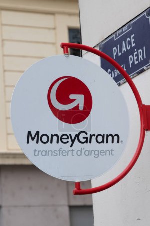 Foto de Lyon, Aura Francia - 04 24 2023: MoneyGram firma el texto y el logotipo de la marca frente a la agencia de entrada tienda de hielo cambio de divisas internacional Money gram Transfer store service - Imagen libre de derechos