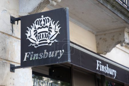 Téléchargez les photos : Lyon, Aura France - 05 01 2023 : Finsbury marque enseigne magasin et façade logo texte hommes boutique chaussures chaussures - en image libre de droit