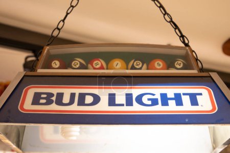 Foto de Burdeos, Aquitania Francia - 02 27 2023: logotipo de la marca bud light y cartel de texto en el billar de la sala de billar American Budweiser - Imagen libre de derechos