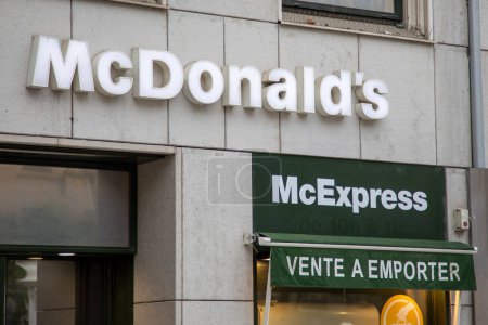 Foto de Lyon, Aura Francia - 04 20 2023: mcdonald 's express sign text and logo brand front facade of fast food mcdonald' s restaurante building entrance - Imagen libre de derechos