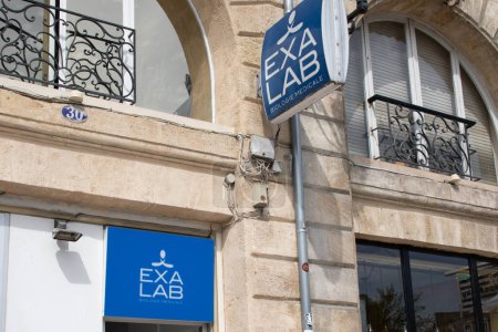 Téléchargez les photos : Bordeaux, Aquitaine France - 05 09 2023 : Marque logo EXALAB et enseigne texte façade médicale locale Laboratoire de biologie médicale - en image libre de droit