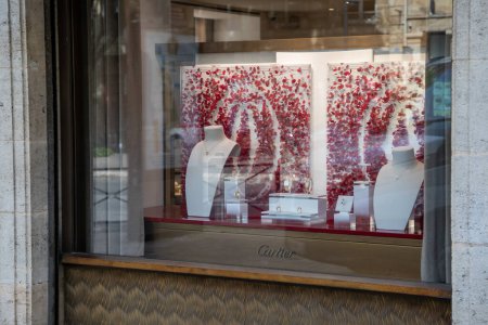Foto de Lyon, Aura Francia - 05 01 2023: Cartier signo del logotipo y el texto de la marca frente a las ventanas de la fachada boutique relojes de joyería fina - Imagen libre de derechos