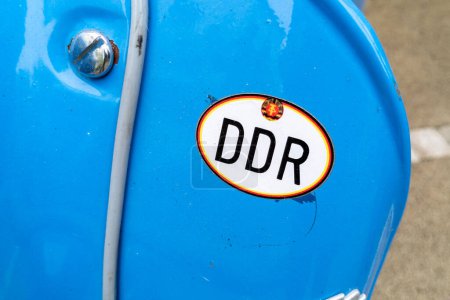 Téléchargez les photos : Bordeaux, Aquitaine France - 05 09 2023 : DDR logo marque et texte signe drapeau allemand couleur sur scooter moteur de l'Allemagne historique - en image libre de droit