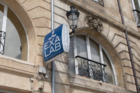 Téléchargez les photos : Bordeaux, Aquitaine France - 05 09 2023 : Marque logo EXALAB et enseigne texte façade entrée façade avant de chaîne Laboratoire de biologie médicale - en image libre de droit