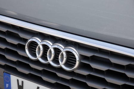 Téléchargez les photos : Bordeaux, Aquitaine France - 05 29 2023 : Audi marque de logo de voiture et signe de texte sur le capot avant nouveau véhicule allemand moderne - en image libre de droit