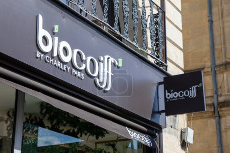 Foto de Burdeos, Aquitania Francia - 05 29 2023: Biocoiff peluquería de moda francesa marca texto cadena y logotipo signo en salón de entrada peluquería experto - Imagen libre de derechos