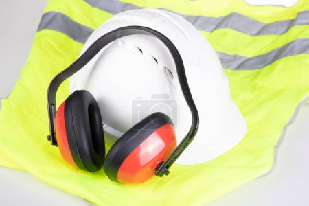 Téléchargez les photos : Équipement plat standard de protection des travailleurs de la sécurité anti-bruit casque casque et gilet de sécurité réfléchissant jaune - en image libre de droit
