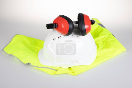 Foto de Equipo de protección del trabajador de seguridad estándar desgaste de trabajo con casco máscara respiratoria chaleco amarillo auriculares anuladores de ruido - Imagen libre de derechos